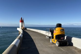 Nacelle verticale au pied du phare de Capbreton