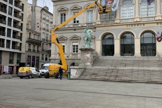 Installation d’une bâche en milieu urbain