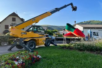 Installation d’espadrilles géantes au Pays Basque