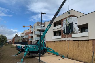 Grutage d'un spa par mini-grue en zone résidentielle