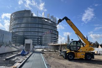 Édification du pavillon d’accueil du Parlement