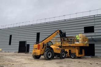 Travaux de bardage en duo